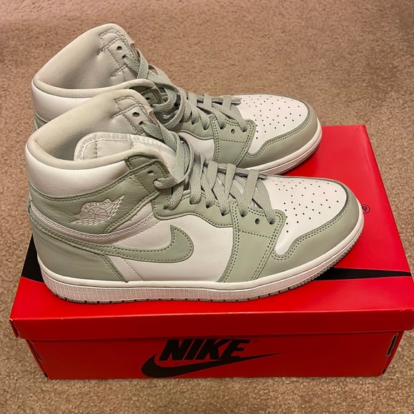 Nike Air Jordan 1 High OG Women’s - Picture 2 of 8